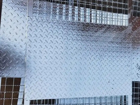 Treillis en acier à plaque damier partielle
