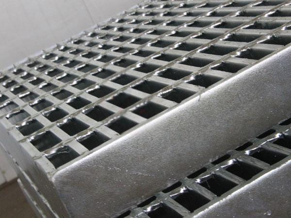 Comment les plaques de caillebotis en acier des terminaux portuaires peuvent-elles améliorer de manière globale la sécurité des plateformes ? Analyse des technologies clés