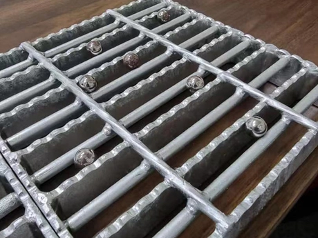 Voici la traduction en français : 

**Prix de la grille anti-projectiles** 

Cependant, si vous faites référence au terme exact « ball-proof-grating-price », il s’agit probablement d’un libellé technique ou commercial. En français courant et professionnel, on dirait plutôt : **tarif de la grille pare-balles** ou **prix de la grille de protection balistique**. 

Le contexte précis (grille industrielle, protection de fenêtre, etc.) pourrait affiner la traduction, mais la version ci-dessus est la plus naturelle.