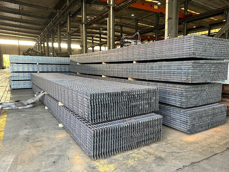 grilles galvanisées pour marches d'escalier