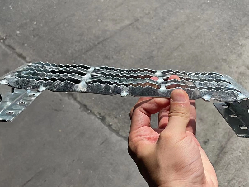 Grille rectangulaire en caillebotis à lames dentelées