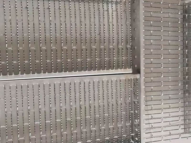Grille rectangulaire en caillebotis à lame dentelée