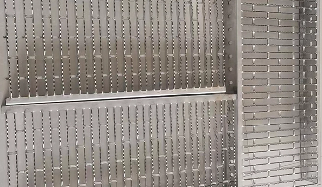 Grille rectangulaire en caillebotis à lames dentelées
