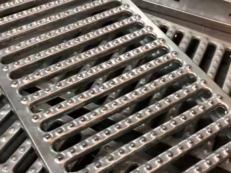 Plancher à caillebotis emboîtables