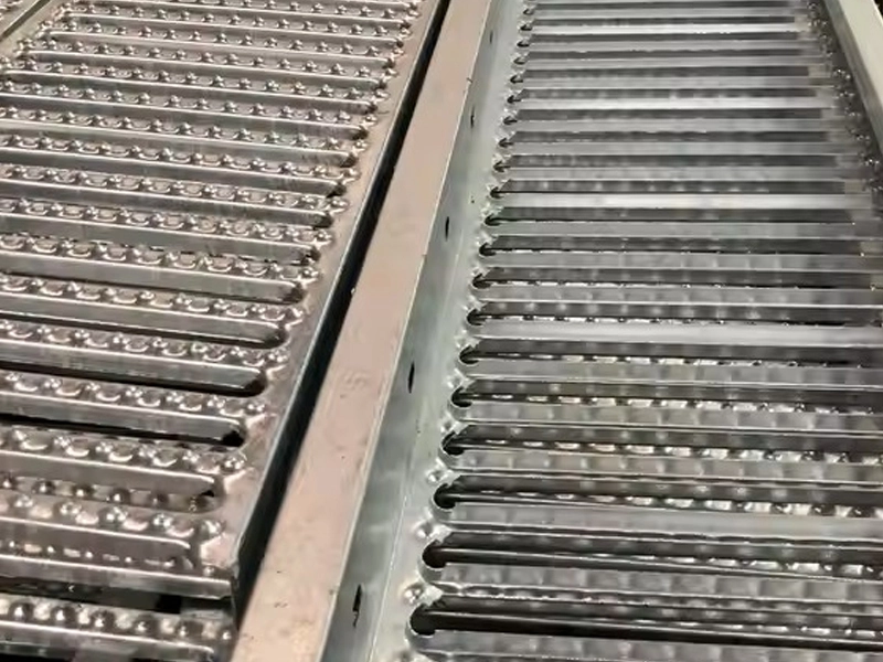 Caillebotis à planches emboîtables