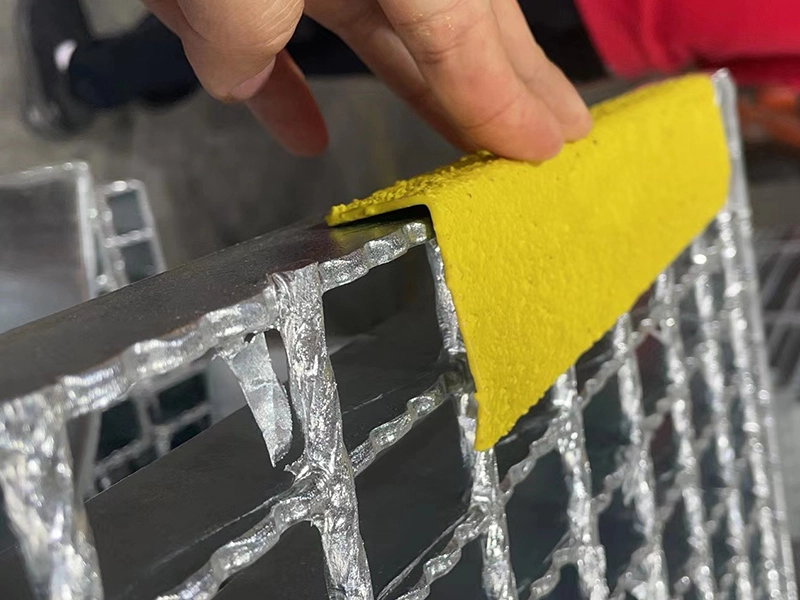Pied T6 traditionnel avec nez de marche en acier revêtu