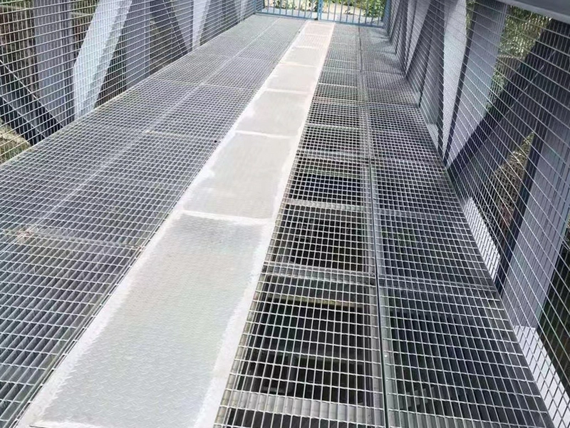 passerelle de pont en caillebotis