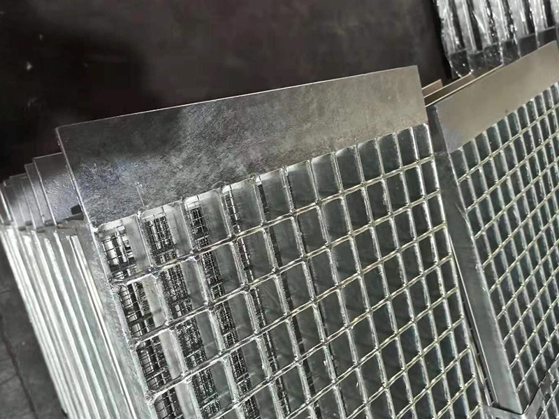 Caillebotis de couverture de tranchée à bords angulés