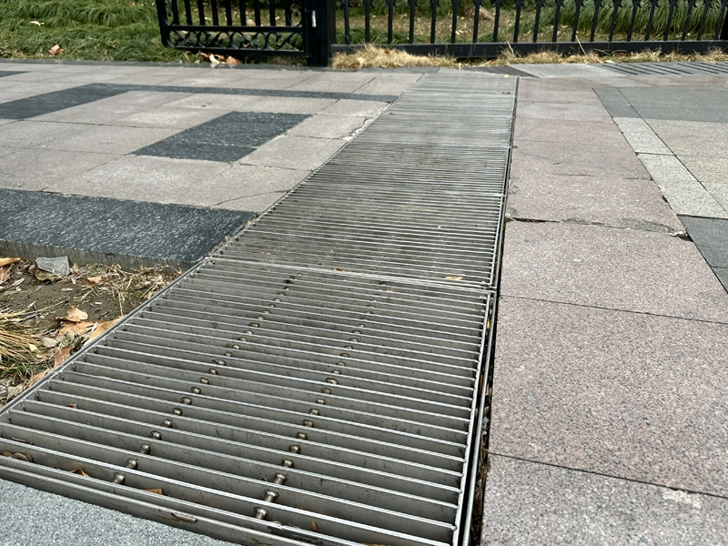 Percer à travers un caillebotis en acier