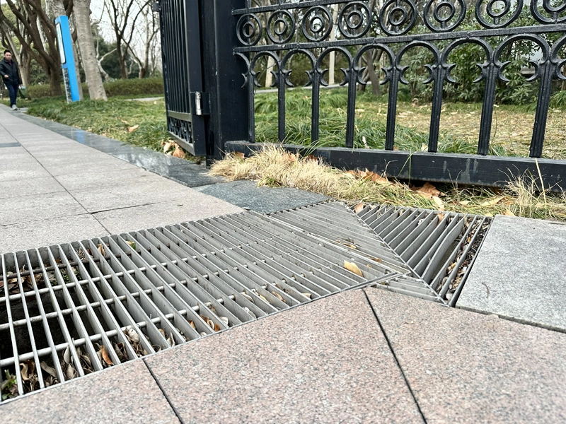 Perçage à travers un caillebotis en acier
