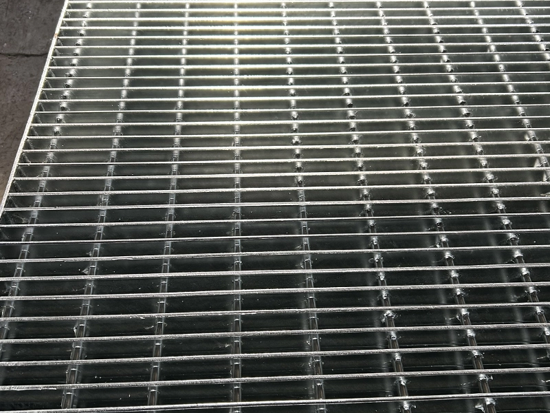 Perçage à travers une grille en acier