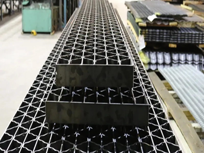 Grille en acier rivetée