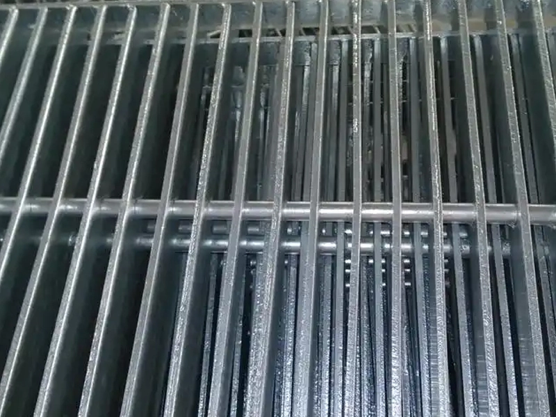 Perçage à travers un caillebotis en acier