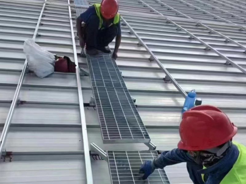passerelle pour panneaux solaires sur toiture