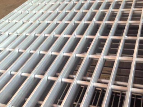 Perçage à travers une grille en acier à surface lisse