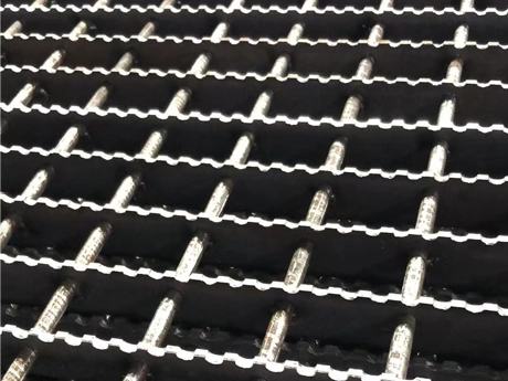 Perçage de grille en acier à surface striée
