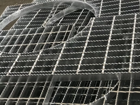Grille en acier découpée à l'arc