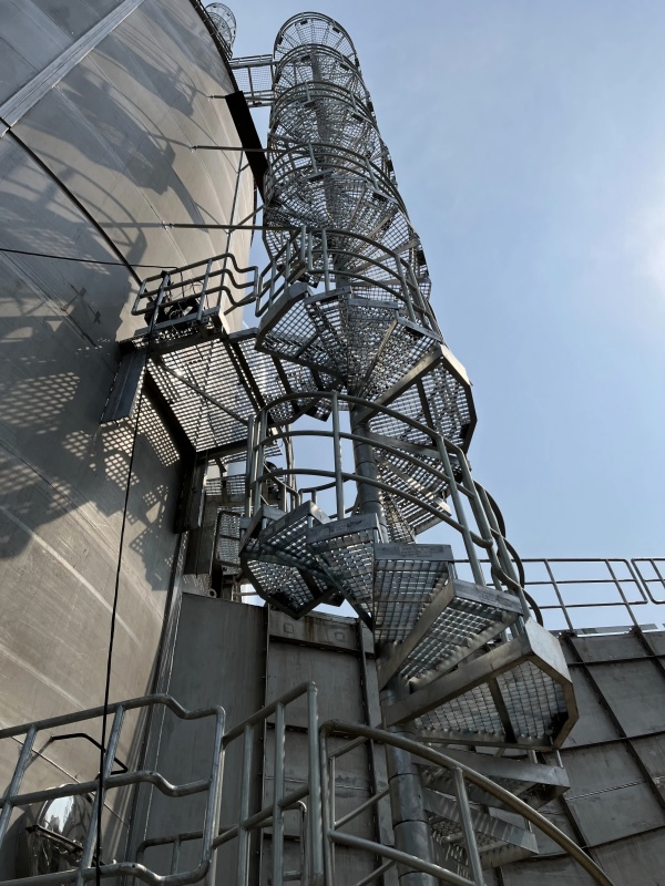 Grille_en_acier_pour_escalier_helicoidal_a_colonne_centrale_01.jpg